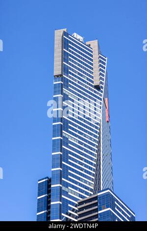 Melbourne, Australien - 20. Januar 2023: Der Eureka Tower gegen den blauen Himmel im Southbank District. Das dritthöchste Gebäude in Australien und Heimat Stockfoto