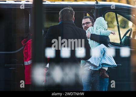 Martinek, ein zweijähriger tschechischer Junge mit AADC-Syndrom, einer sehr seltenen genetischen Störung, die den Stoffwechsel von Neurotransmittern im Gehirn beeinflusst und nicht durch die Krankenversicherung abgedeckt ist, flog am 21. Januar vom Flughafen Brünn in Tschechien nach Frankreich. 2024 für die Behandlung dank der über 150 Millionen Kronen, die von 307.000 Spendern für die Behandlung bereitgestellt wurden. Bild mit Vater. (CTK Foto/Patrik Uhlir) Stockfoto