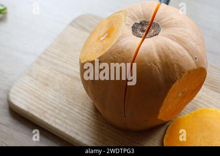 Schneiden Sie Kürbis viele Körner Messer. Hochwertige Fotos Stockfoto