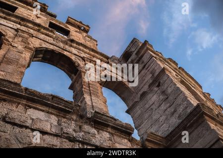 Blick von unten auf die Pula Arena mit Himmel am Nachmittag in Kroatien. Europäisches Denkmal in Istrien. Schauen Sie sich das römische Amphitheater an. Stockfoto