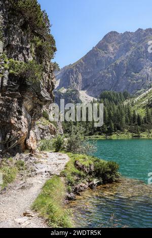 Wunderschöne vertikale Landschaft von Tappenkarsee und Radstadt Tauern im sonnigen Österreich. Spektakuläre Aussicht auf Rocky Peak, Path und Alpine Green Lake.k Stockfoto