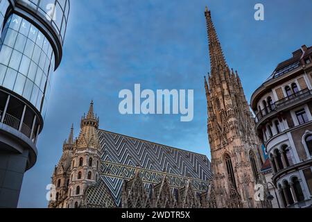 Wien, Österreich - 15. August 2022: Architektonische Fassade europäischer Wahrzeichen im Stadtzentrum. St. Stephansdom mit Abendhimmel. Stockfoto