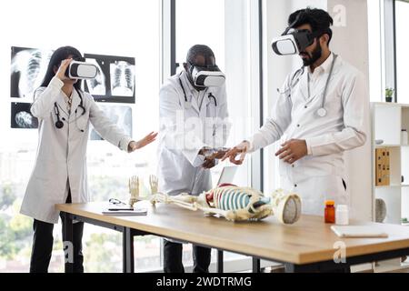 Junge multiethnische Ärzte, Bioengeneer, Wissenschaftler mit Virtual-Reality-Ausrüstung. Stockfoto