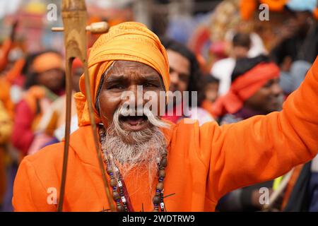 Kalkutta, Westbengalen, Indien. Kalkutta, Westbengalen, Indien. Januar 2024. In einem Farb- und Festspiel wurde Kalkutta Zeuge einer lebhaften Kundgebung, die die Einweihung des RAM Mandir in Ayodhya und des Pran Pratishtha von Shri RAM Murti durch den indischen Premierminister Narendra Modi feierte. Die Straßen der Stadt waren mit Tausenden von Teilnehmern gefüllt, angeführt von Shubhendu Adhikari, dem Führer der Opposition in der Regierung von Westbengalen. Quelle: ZUMA Press, Inc./Alamy Live News Stockfoto