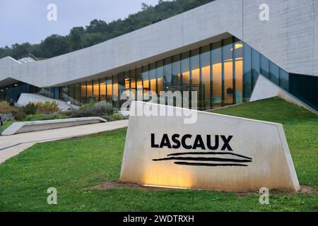 Eintritt in Lascaux 4, internationales Zentrum für Höhlenkunst, das unter anderem ein vollständiges Faksimile aller dekorierten Teile des berühmten präsentiert Stockfoto