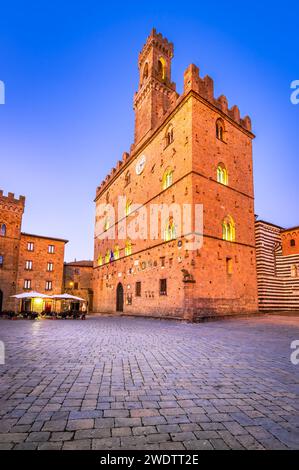 Volterra, Toskana. Piazza dei priori und mittelalterliches Rathaus, Provinz Pisa in Italien, Europa. Stockfoto