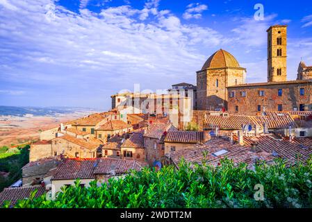 Volterra, Italien.. Panoramablick auf die mittelalterliche, auf einem Hügel gelegene toskanische Stadt mit alten Häusern, Türmen und Kirchen, Toskana. Stockfoto