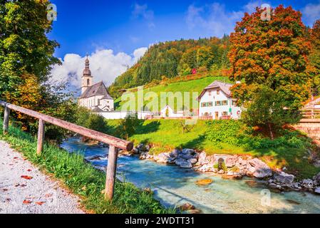 Ramsau, Berchtesgaden - Deutschland. Herbstliche Landschaft im Berchtesgadener, Bayern. Pfarrkirche St. Sebastian und Ramsauer Ache. Stockfoto
