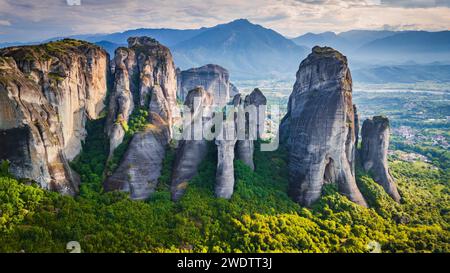Meteora, Griechenland. Blick am Morgen wunderschönes Licht über die berühmten Sandsteinformationen, griechische Fernweh. Stockfoto