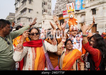 Kalkutta, Westbengalen, Indien. Kalkutta, Westbengalen, Indien. Januar 2024. In einem Farb- und Festspiel wurde Kalkutta Zeuge einer lebhaften Kundgebung, die die Einweihung des RAM Mandir in Ayodhya und des Pran Pratishtha von Shri RAM Murti durch den indischen Premierminister Narendra Modi feierte. Die Straßen der Stadt waren mit Tausenden von Teilnehmern gefüllt, angeführt von Shubhendu Adhikari, dem Führer der Opposition in der Regierung von Westbengalen. Quelle: ZUMA Press, Inc./Alamy Live News Stockfoto