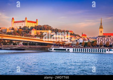 Bratislava, Slowakei. Sonnenaufgangslandschaft mit Donau und Schloss Bratislava. Stockfoto