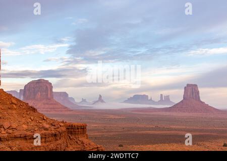 Blick auf die Denkmäler von Utah im Monument Valley Navajo Tribal Park in Arizona. L-R: Elefant Butte (Vordergrund), Merri Stockfoto