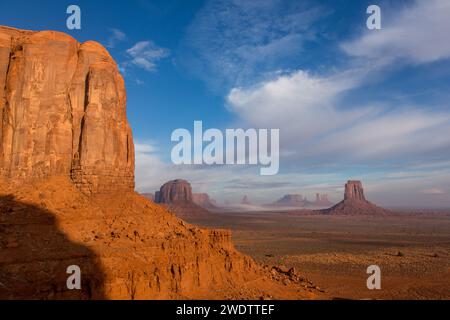 Blick auf die Denkmäler von Utah im Monument Valley Navajo Tribal Park in Arizona. L-R: Elefant Butte (Vordergrund), Merri Stockfoto