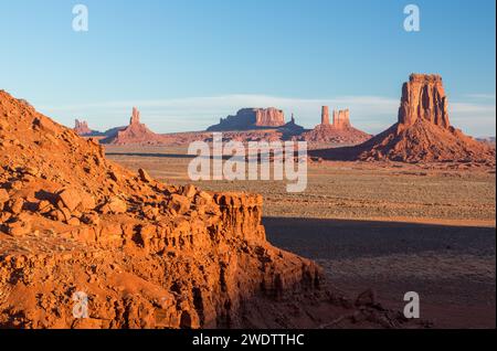 Nordfenster Blick auf die Monumente von Utah im Monument Valley Navajo Tribal Park in Arizona. L-R: Elefant Butte (Vordergrund), Setting Hen, Big in Stockfoto