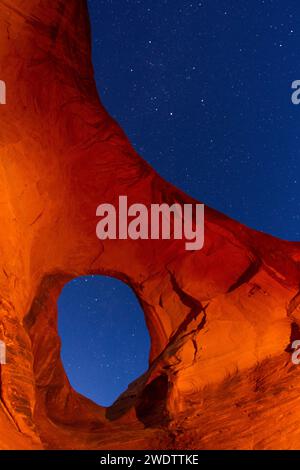 Der Monument Valley Navajo Tribal Park in Arizona bietet nachts einen Sternenhimmel durch den „Ohr of the Wind Arch“. Stockfoto