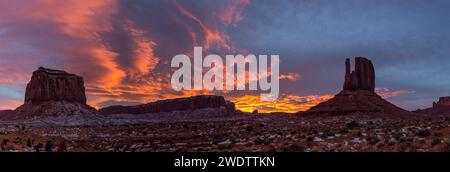 Fotografen fotografieren den Sonnenuntergang über dem Monument Valley im Monument Valley Navajo Tribal Park in Arizona. Stockfoto