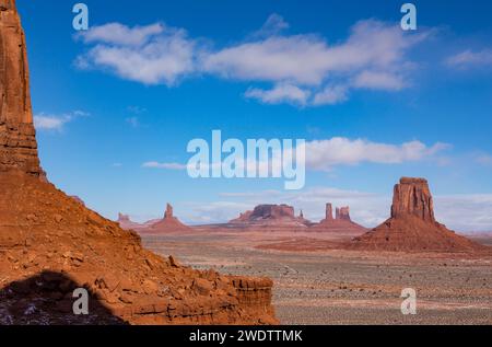 Blick auf die Monumente von Utah im Monument Valley Navajo Tribal Park in Arizona. L-R: Elephant Butte (Vordergrund), Einstellung Hen Stockfoto