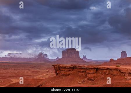 Stürmischer Blick auf das Monument Valley vom John Ford Point im Monument Valley Navajo Tribal Park in Arizona. L-R: Sentinal Mesa mit den Westmitten in Stockfoto