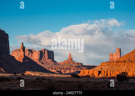 Die Monumente von Utah im Monument Valley im Monument Valley Navajo Tribal Park auf der Navajo Reservation in Arizona. Stockfoto