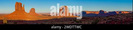 Sonnenuntergang auf den Mittens und Merrick Butte im Monument Valley Navajo Tribal Park in Arizona. Speerspitze Mesa, Elephant Butte, Kamel Butte, Regen Stockfoto