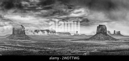 Stürmischer Blick auf das Monument Valley vom Künstler Point aus im Monument Valley Navajo Tribal Park in Arizona. L-R: Merrick Butte, Sentinal Mesa mit Adler Stockfoto