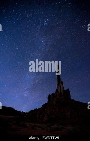 Die Milchstraße über dem Mondlicht-Totem-Pole bei Nacht im Monument Valley Navajo Tribal Park in Arizona. Stockfoto