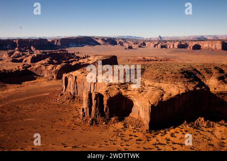 Aus der Vogelperspektive von einem Heißluftballon auf Rain God Mesa und die TSE Biyi Flats im Monument Valley Navajo Tribal Park in Arizona. Stockfoto