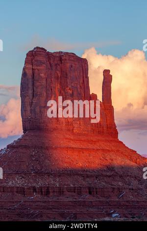 Sonnenuntergang im Mittelpunkt des West Mitten Butte im Monument Valley Navajo Tribal Park in Arizona. Stockfoto