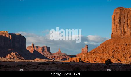 Die Monumente von Utah im Monument Valley im Monument Valley Navajo Tribal Park auf der Navajo Reservation in Arizona. Stockfoto