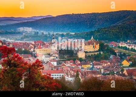 Sighisoara, Rumänien. Wunderschönes Sonnenuntergangslicht über der Altstadt, historische befestigte Stadt in Transsilvanien. Stockfoto