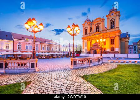 Timisoara, Rumänien. Nachtszene mit Union Square in der Innenstadt, wunderschöne Barockstadt in Banat. Stockfoto