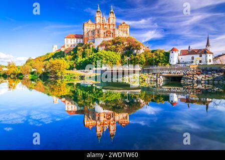 Abtei Melk, Österreich. Stift Melk spiegelt sich im Wasser der Donau, malerischer herbstlicher sonniger Tag im Wachautal. Stockfoto