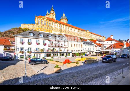 Melk, Österreich. Historische Innenstadt mit Stift Melk mit Blick auf den Hauptplatz. Donau, malerisches Wachau-Tal. Stockfoto