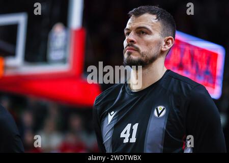 Varese, Italien. Januar 2024. Ante Zizic #41 von Virtus Segafredo Bologna sieht sich während des LBA Lega Basket An, Einem Spiel der regulären Saison 2023/24 zwischen Pallacanestro Varese OpenJobMetis und Virtus Segafredo Bologna in der Itelyum Arena. Endpunktzahl; OJM Varese 69 | 81 Virtus Bologna. Quelle: SOPA Images Limited/Alamy Live News Stockfoto