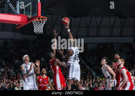 Varese, Italien. Januar 2024. Bryant Dunston #42 von Virtus Segafredo Bologna (C) in Aktion mit Gabe Brown #44 von Pallacanestro Varese OpenJobMetis (L) während des LBA Lega Basket 2023/24, Einem regulären Saisonspiel zwischen Pallacanestro Varese OpenJobMetis und Virtus Segafredo Bologna in der Itelyum Arena. Endpunktzahl; OJM Varese 69 | 81 Virtus Bologna. Quelle: SOPA Images Limited/Alamy Live News Stockfoto