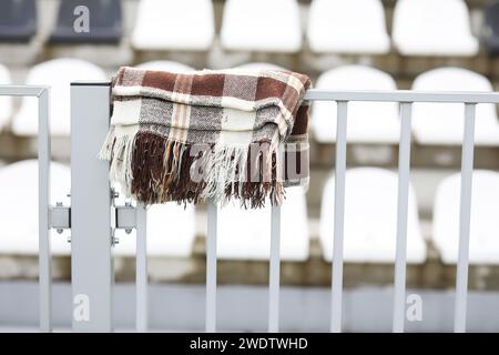 Eine Decke bedeckte die Tribüne. Hochwertige Fotos Stockfoto