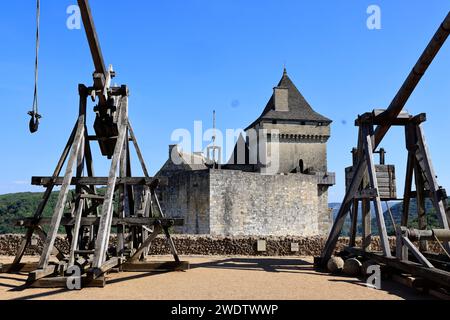 Krieg im Mittelalter. Kriegswaffen aus dem Mittelalter werden an verschiedenen strategischen Orten im befestigten Château Castelnaud in Péri platziert Stockfoto