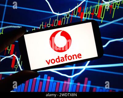 Konskie, Polen – 21. Januar 2024: Das Firmenlogo von Vodafone wird auf dem Bildschirm des Mobiltelefons angezeigt Stockfoto