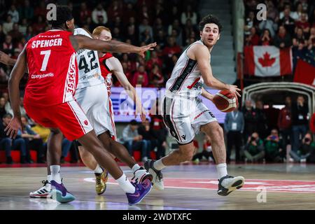 Alessandro Pajola #6 von Virtus Segafredo Bologna (R) in Aktion mit Skylar Spencer #7 von Pallacanestro Varese OpenJobMetis (L) während des LBA Lega Basket 2023/24, Einem regulären Saisonspiel zwischen Pallacanestro Varese OpenJobMetis und Virtus Segafredo Bologna in der Itelyum Arena. Endpunktzahl; OJM Varese 69 | 81 Virtus Bologna. (Foto: Fabrizio Carabelli / SOPA Images/SIPA USA) Stockfoto