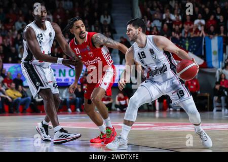 (R-L) Rihards Lomazs #19 von Virtus Segafredo Bologna in Aktion mit Olivier Hanlan #21 von Pallacanestro Varese OpenJobMetis und Bryant Dunston #42 von Virtus Segafredo Bologna während der LBA Lega Basket, Einem regulären Saisonspiel zwischen Pallacanestro Varese OpenJobMetis und Virtus Segafredo Bologna 2023/24 in der Itelyum Arena. Endpunktzahl; OJM Varese 69 | 81 Virtus Bologna. (Foto: Fabrizio Carabelli / SOPA Images/SIPA USA) Stockfoto