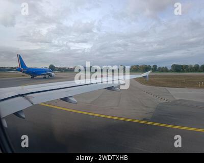 Flugzeug, das sich auf den Start vorbereitet, vom Fenster eines anderen Flugzeugs aus gesehen Stockfoto