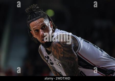 Varese, Italien. Januar 2024. Daniel Hackett #23 von Virtus Segafredo Bologna blickt 2023/24 beim LBA Lega Basket auf, Einem regulären Saisonspiel zwischen Pallacanestro Varese OpenJobMetis und Virtus Segafredo Bologna in der Itelyum Arena. Endpunktzahl; OJM Varese 69 | 81 Virtus Bologna. (Foto: Fabrizio Carabelli/SOPA Images/SIPA USA) Credit: SIPA USA/Alamy Live News Stockfoto