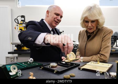 Geschäftsführer Richard Deacon von Deacon & Son's, einem der ältesten Familienunternehmen in Swindon, Wilsthire, zeigt Queen Camilla eine Master-Taschenuhr des South Western Railway Station, während das Unternehmen 175 Jahre Handel feiert. Bilddatum: Montag, 22. Januar 2024. Stockfoto