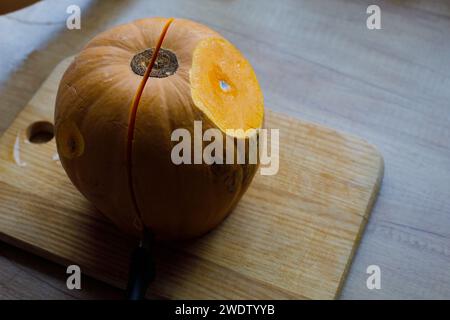 Schneiden Sie Kürbis viele Körner Messer. Hochwertige Fotos Stockfoto