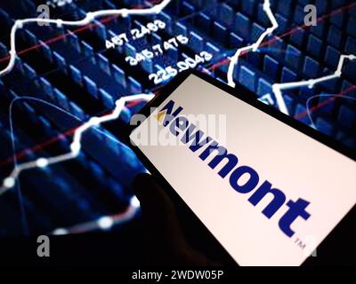 Konskie, Polen – 21. Januar 2024: Das Firmenlogo von Newmont wird auf dem Bildschirm des Mobiltelefons angezeigt Stockfoto