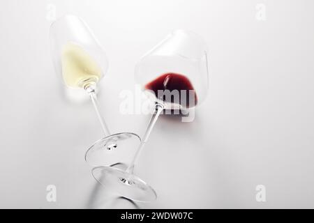 Ein kleiner roter Weißwein wird in Stängelgläser gegossen. Stockfoto
