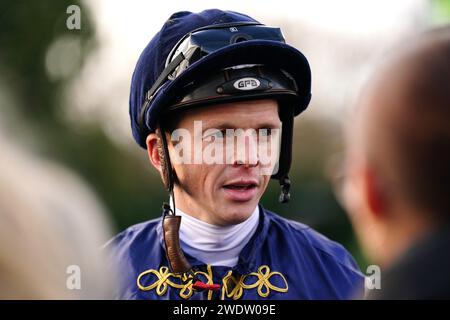 Jockey David Probert, nachdem er die Unibet Zero% Mission Maiden Stakes mit Horse Arctic Thunder auf der Rennbahn Kempton Park in Sunbury-on-Thames gewonnen hatte. Bilddatum: Montag, 22. Januar 2024. Stockfoto