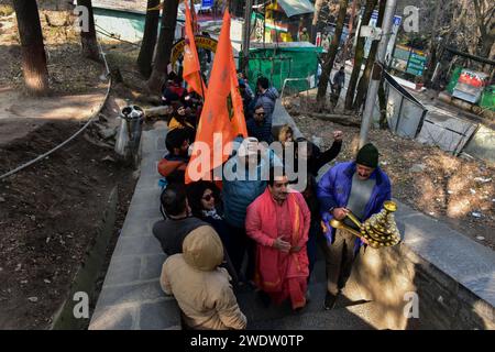 Hinduistische Gläubige kommen im Shankaracharya Tempel an, um Rituale anlässlich der Weihungszeremonie des Tempels Ayodhya RAM durchzuführen. Premierminister Narendra Modi hat am Montagnachmittag die "Pran pratishtha" oder die Weihe des RAM-Tempels in Ayodhya abgeschlossen. Die besondere Zeremonie für den Tempel, der sich noch im Bau befindet, war eine jahrzehntelange Anstrengung. Für Hindus ist der Ort der Geburtsort von Lord RAM, einer der verehrtesten Gottheiten im hinduistischen Glauben. Aber die Stätte wird auch von Muslimen verehrt, weil sie einst die Babri-Moschee aus dem 16. Jahrhundert beherbergt hatte, ein Denkmal des Glaubens für in Stockfoto