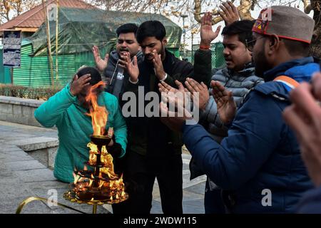 Hindugeweihte führen Rituale im Shankaracharya Tempel anlässlich der Einweihungszeremonie des Ayodhya RAM Tempels durch. Premierminister Narendra Modi hat am Montagnachmittag die "Pran pratishtha" oder die Weihe des RAM-Tempels in Ayodhya abgeschlossen. Die besondere Zeremonie für den Tempel, der sich noch im Bau befindet, war eine jahrzehntelange Anstrengung. Für Hindus ist der Ort der Geburtsort von Lord RAM, einer der verehrtesten Gottheiten im hinduistischen Glauben. Aber die Stätte wird auch von Muslimen verehrt, weil sie einst die Babri-Moschee aus dem 16. Jahrhundert beherbergt hat, ein Glaubensdenkmal für indische Musli Stockfoto