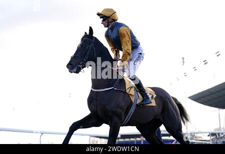 Der Colour Code wurde von Jockey Daniel Tudhope vor den Unibet Zero% Mission Maiden Stakes auf der Rennbahn von Kempton Park in Sunbury-on-Thames gefahren. Bilddatum: Montag, 22. Januar 2024. Stockfoto